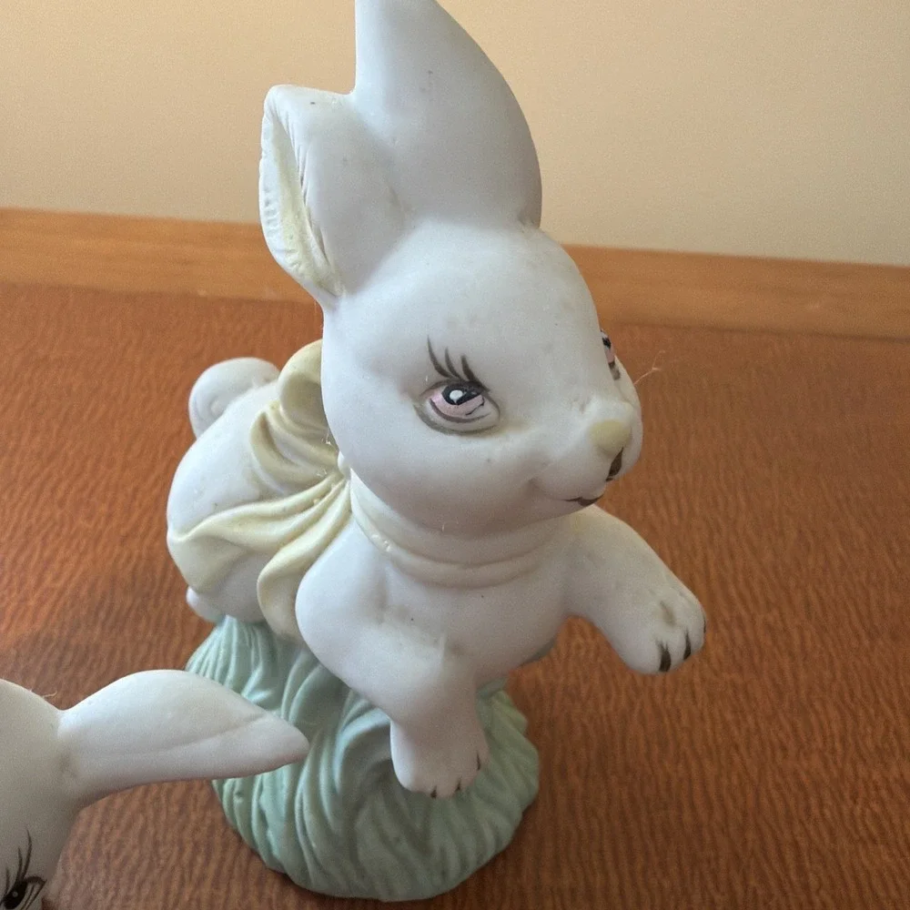 Vtg Set Of 2 White Bunny Figurines For Spring Easter Playful Green/Yellow Bows